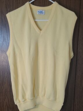 Arnold Palmer Men’s V-Neck Sweater Vest in Pale Yellow